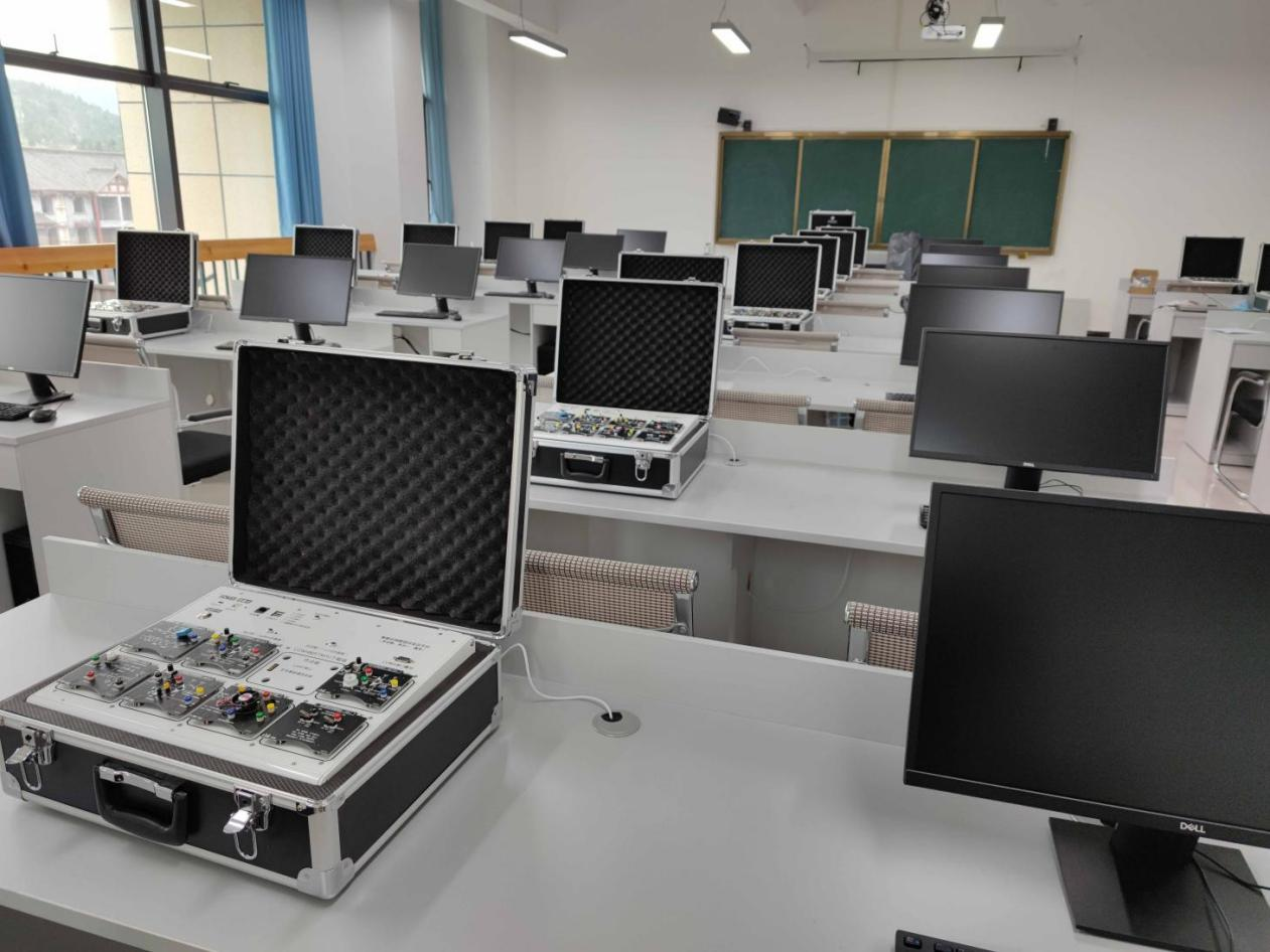 ZRWL-CKB物聯(lián)網(wǎng)綜合實訓(xùn)平臺(圖1) ZRWL-CKB物聯(lián)網(wǎng)綜合實訓(xùn)平臺(圖1)